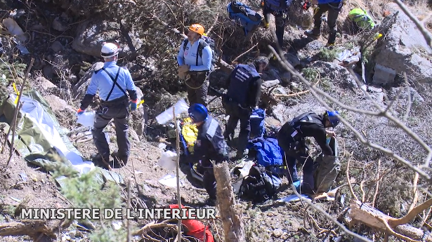 Airbus Germanwings: le ricerche sul luogo del disastro Airbus Germanwings: le ricerche sul luogo del disastro