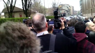 Dito medio di Salvini in via Crespi