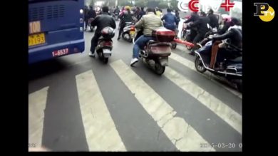 Cina: finisce sotto il pullman. Salvato dai passeggeri