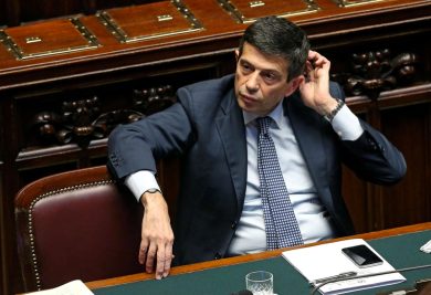Lupi alla Camera per le dimissioni – diretta