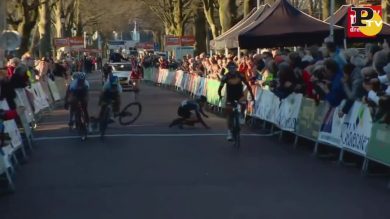 Spettatore abbatte ciclista in volata