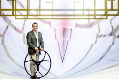 Una barca col tetto di cristallo sul mare