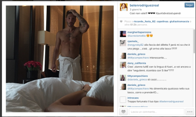 Belén Rodriguez e Stefano De Martino, selfie dalla camera da letto