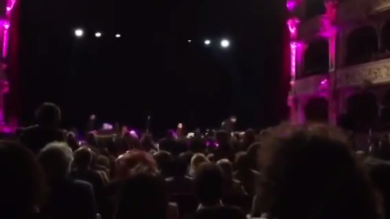 Franco Battiato cade dal palco. Femore rotto
