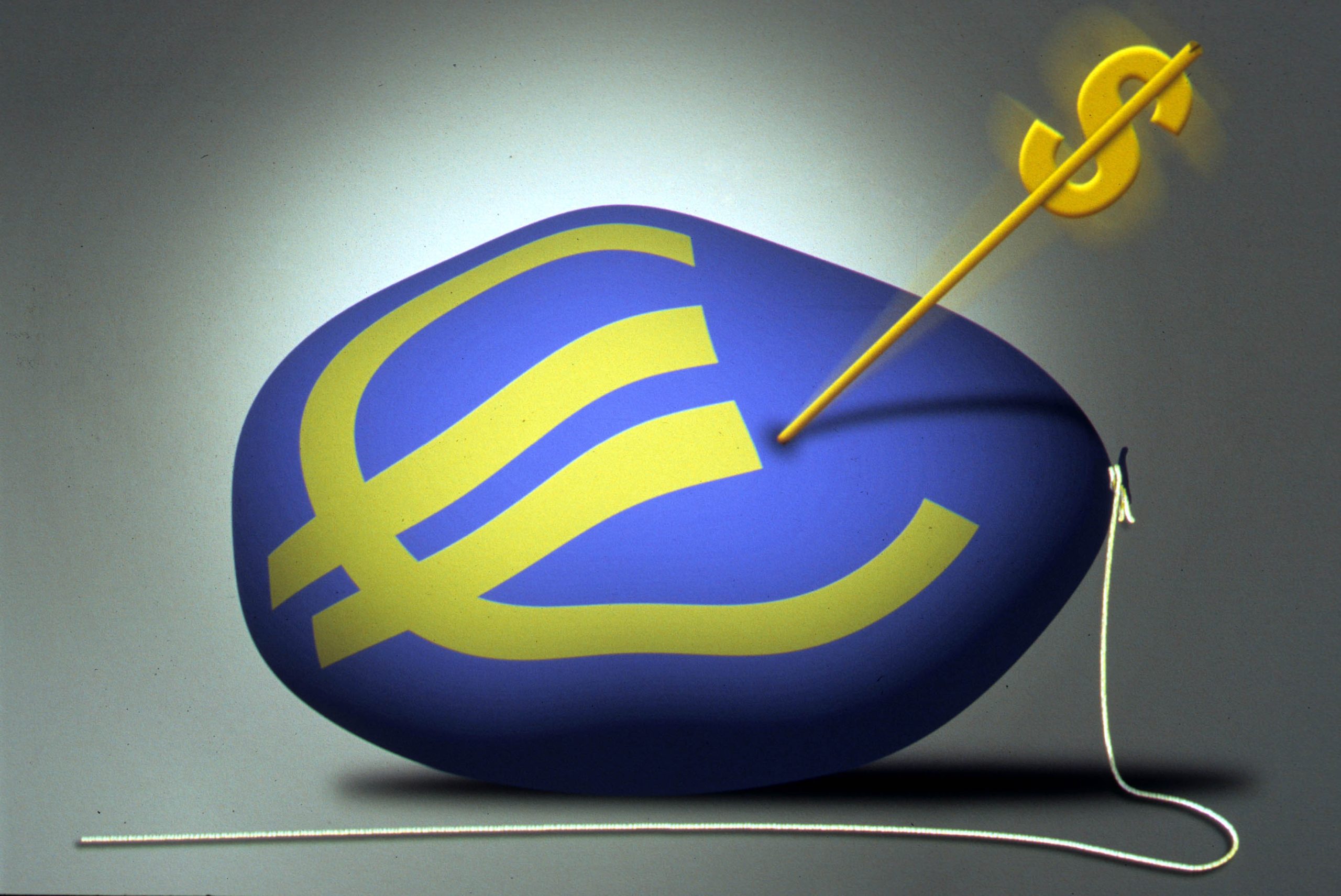 Euro ai minimi: come investire se la moneta unica si svaluta