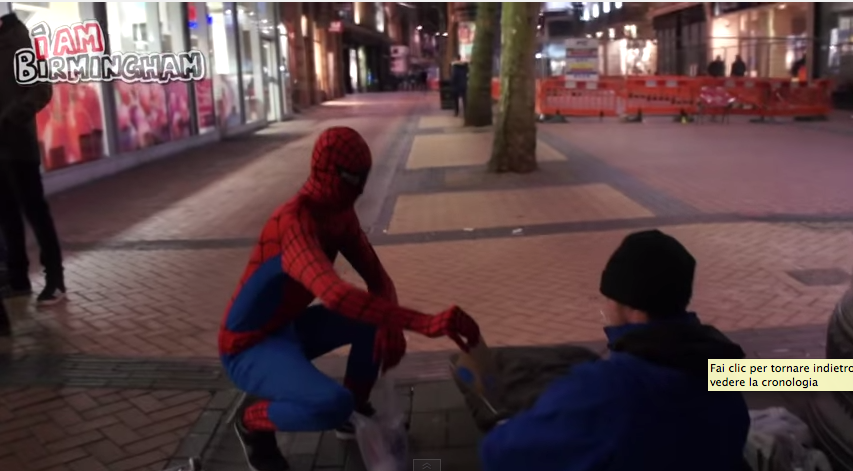 A Birmingham Spiderman aiuta i senza tetto A Birmingham Spiderman aiuta i senza tetto