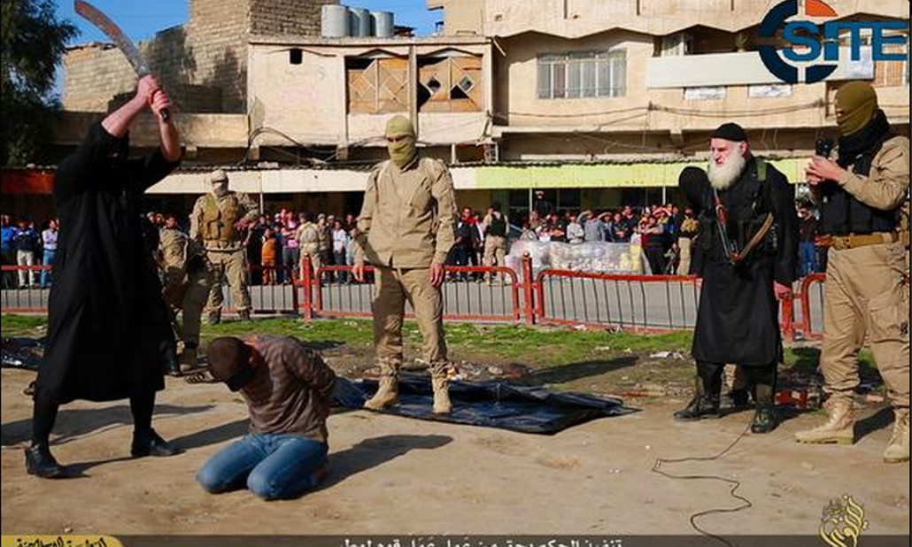 Isis: la decapitazione dei “sodomiti” in Iraq – Foto