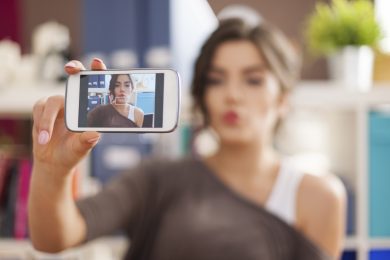 Con la selfie mania aumentano i ritocchini