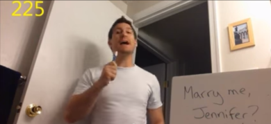 “Mi vuoi sposare”: la proposta di matrimonio ripetuta 365 volte