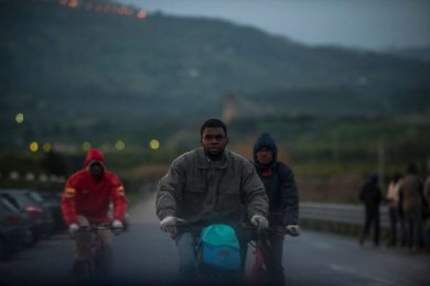 I migranti arruolati come schiavi. Per 10 euro al giorno – Le foto