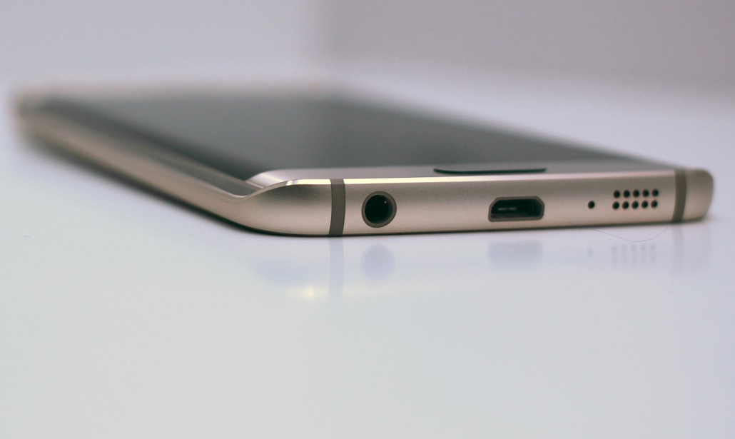Samsung Galaxy S6 Edge: tre motivi per comprarlo (e tre per non farlo)
