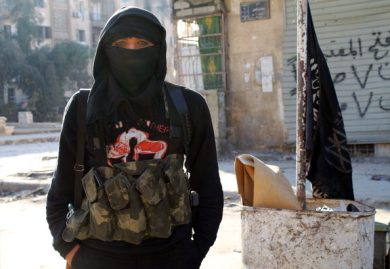 Isis, nella testa delle adolescenti affascinate dai terroristi