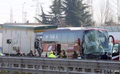 Milano, tir contro pullman: sfiorata la strage