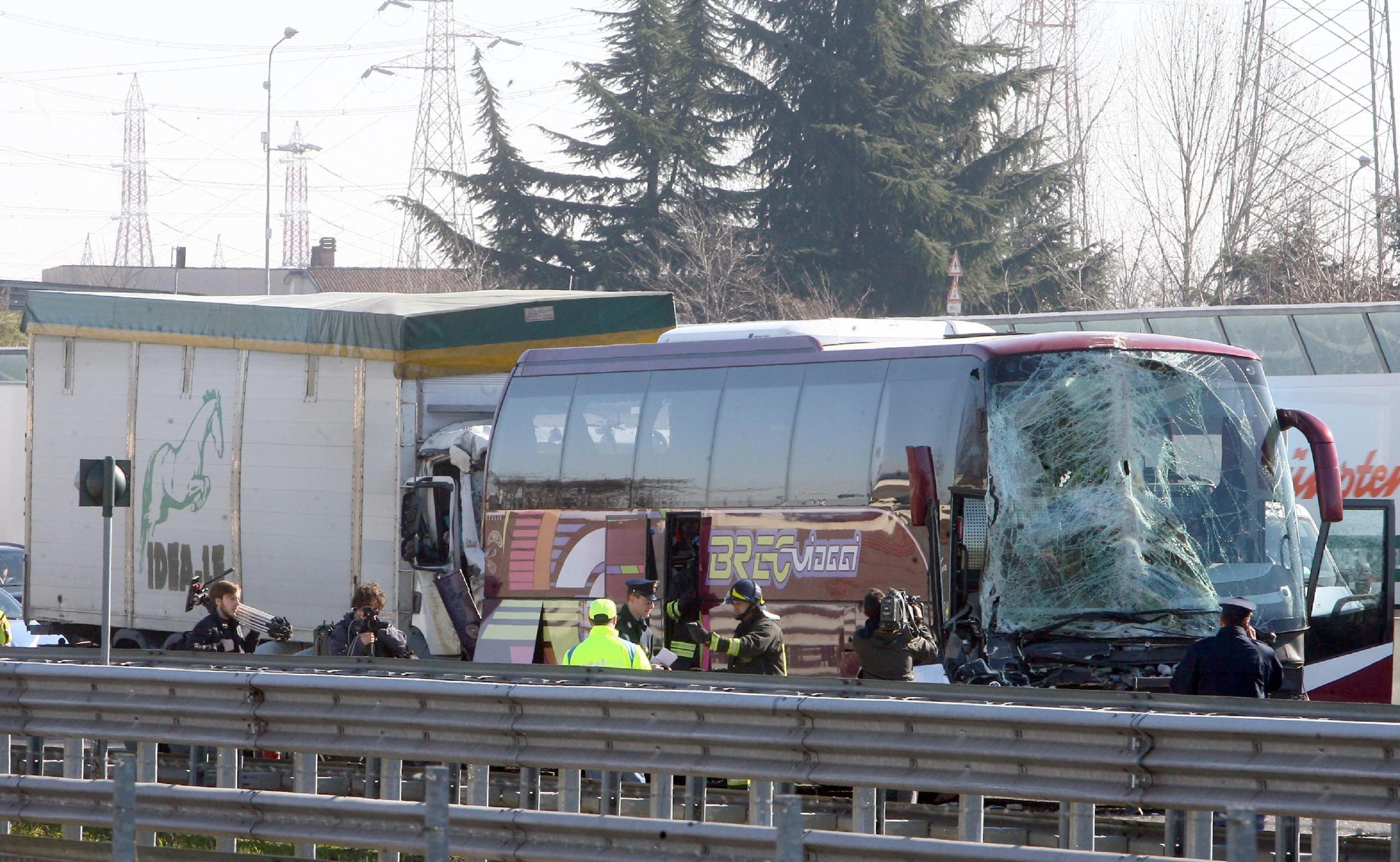 Milano, tir contro pullman: sfiorata la strage