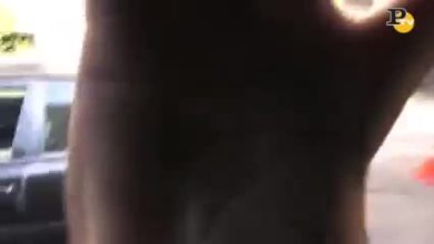 Naomi Campbell aggredisce un cameraman