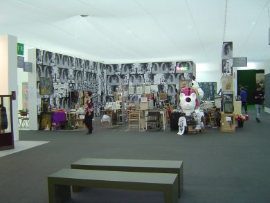 Un mercatino delle pulci alla biennale di Venezia