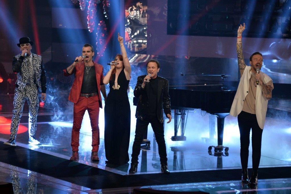 The Voice 3: tatuaggio in diretta per Francesco Facchinetti The Voice 3: tatuaggio in diretta per Francesco Facchinetti