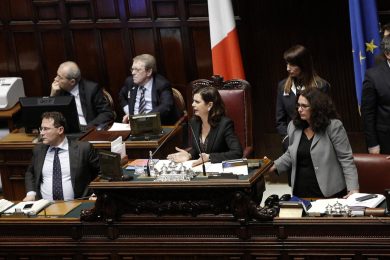 Italicum: prima fiducia, Pd spaccato