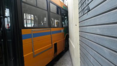 Autobus contro un muro ad Ancona, le foto