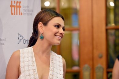 Mila Kunis citata in giudizio per aver rubato un pollo