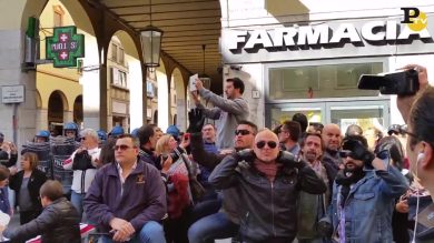 Salvini schiva pomodoro e fa il dito medio