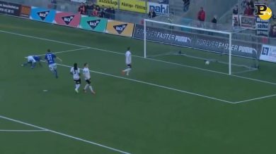 Svezia: rompe la traversa con la testa