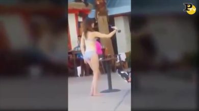 Il selfie impossibile della ragazza in bikini