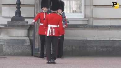 Londra: cambio della guardia con scivolata