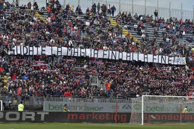 Follia ultras a Cagliari: irruzione e schiaffi in ritiro
