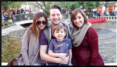 Adam Lyons, doppia fidanzata per il nerd inglese che sognava il ménage a trois