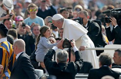 Papa Francesco: più spazio nella società al genio femminile