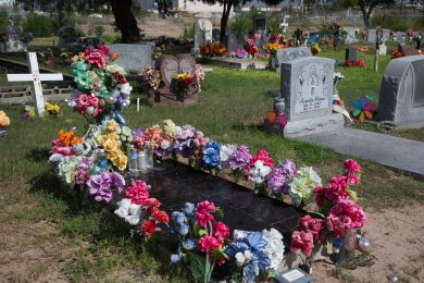 Morto da 29 anni, riceve una lettera al cimitero