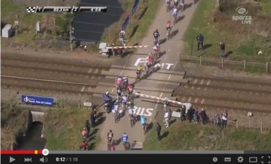 Tragedia sfiorata alla Roubaix: treno sfiora il gruppo