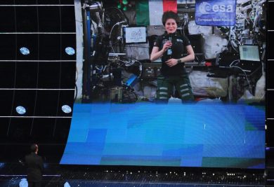 Renzi ad @AstroSamantha: “Venga a darci una mano”
