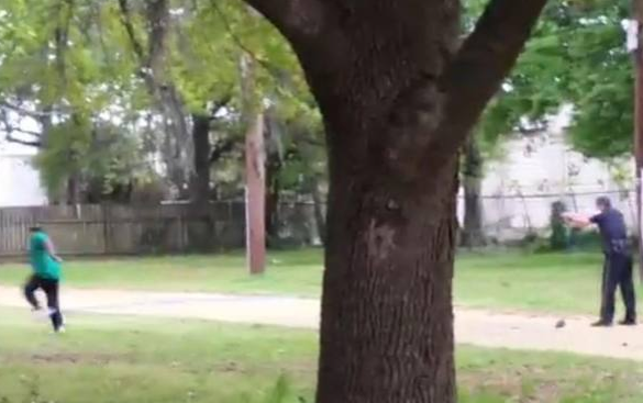 Usa, poliziotto uccide afroamericano: torna l’incubo di Ferguson