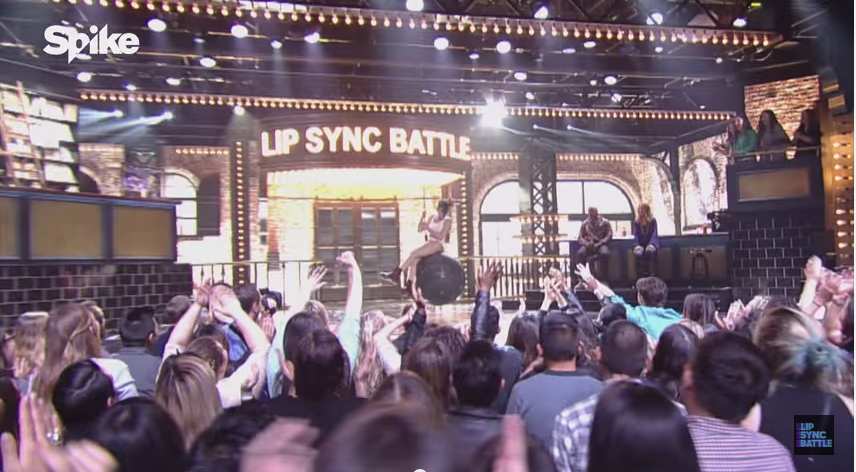 Anne Hathaway in televisione come Miley Cyrus