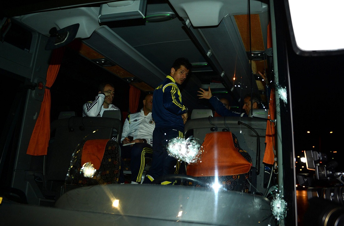 Assalto al pullman del Fenerbahce: in Turchia, stop al campionato Assalto al pullman del Fenerbahce: in Turchia, stop al campionato