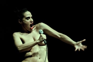 “La Merda”, il pluripremiato monologo teatrale, va in scena in Italia