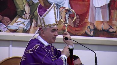 Vescovo di Noto canta Emma e Mengoni