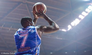 Sanders e difesa: Sassari vince subito a Milano