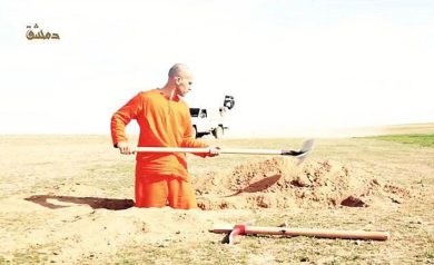 Isis, nuovo video shock: giustiziato dopo avergli fatto scavare la fossa