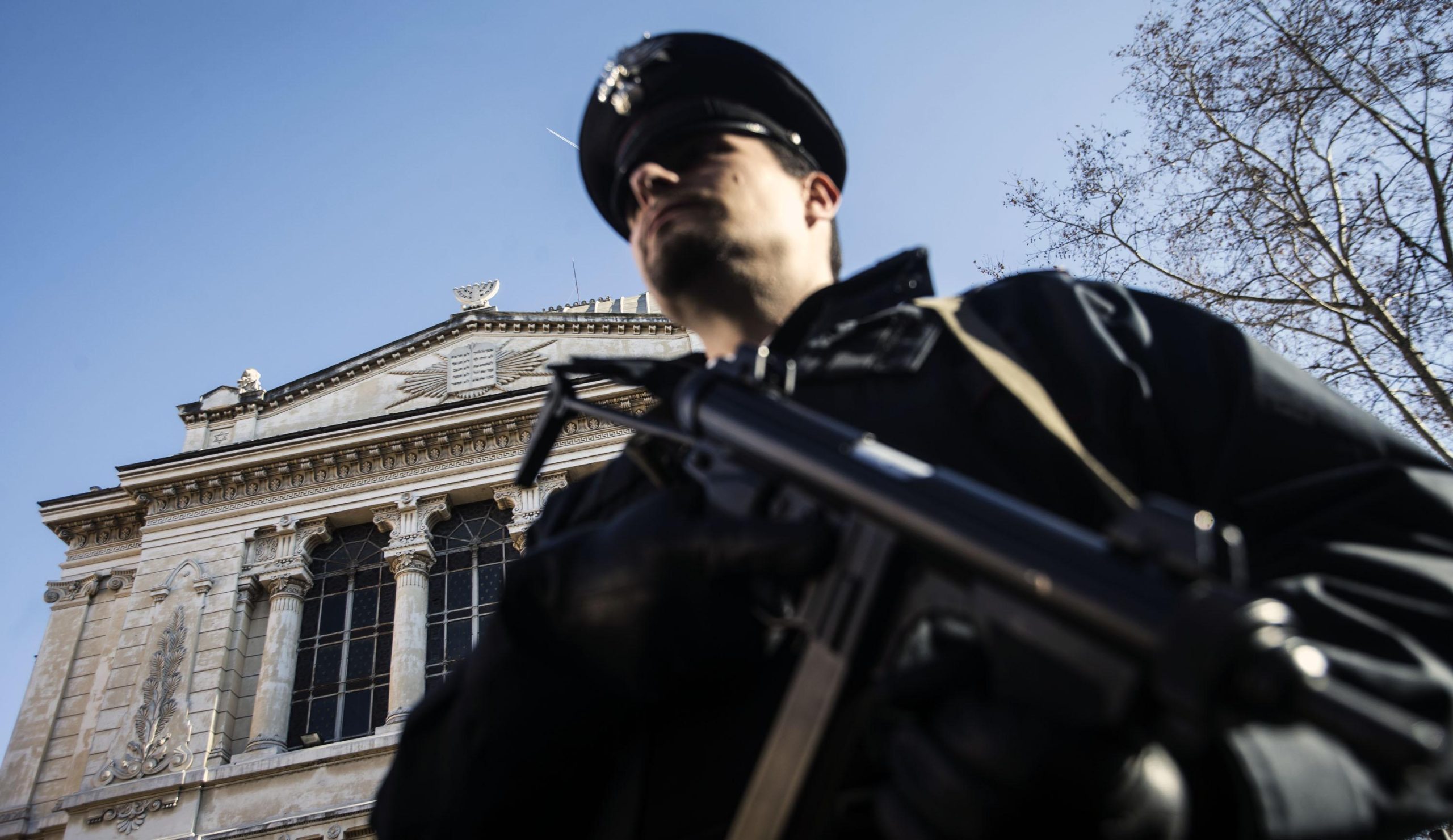 Forze dell’ordine: vite infami e rischiose con salari da travet