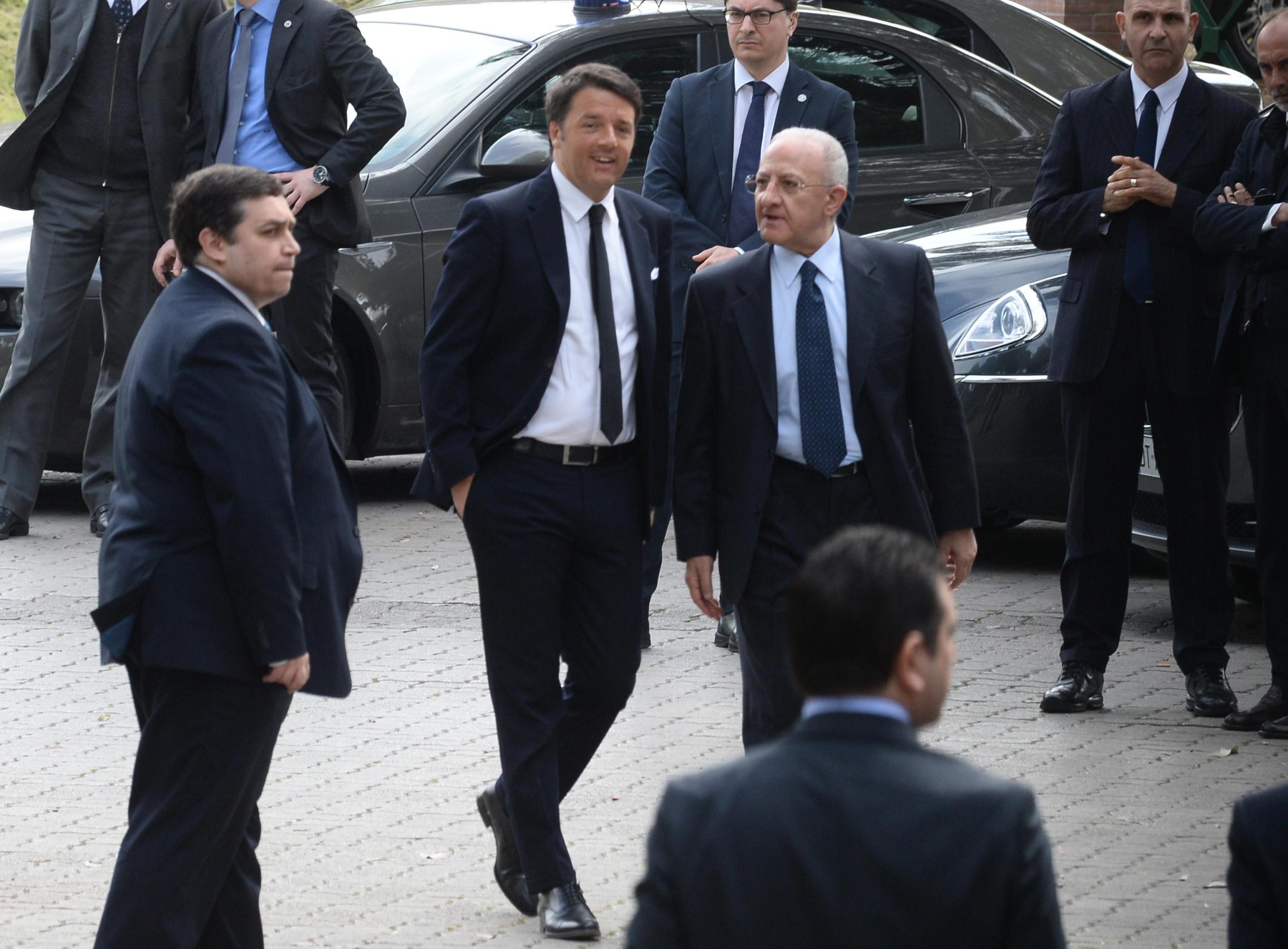 Regionali: Renzi “costretto” a tifare De Luca