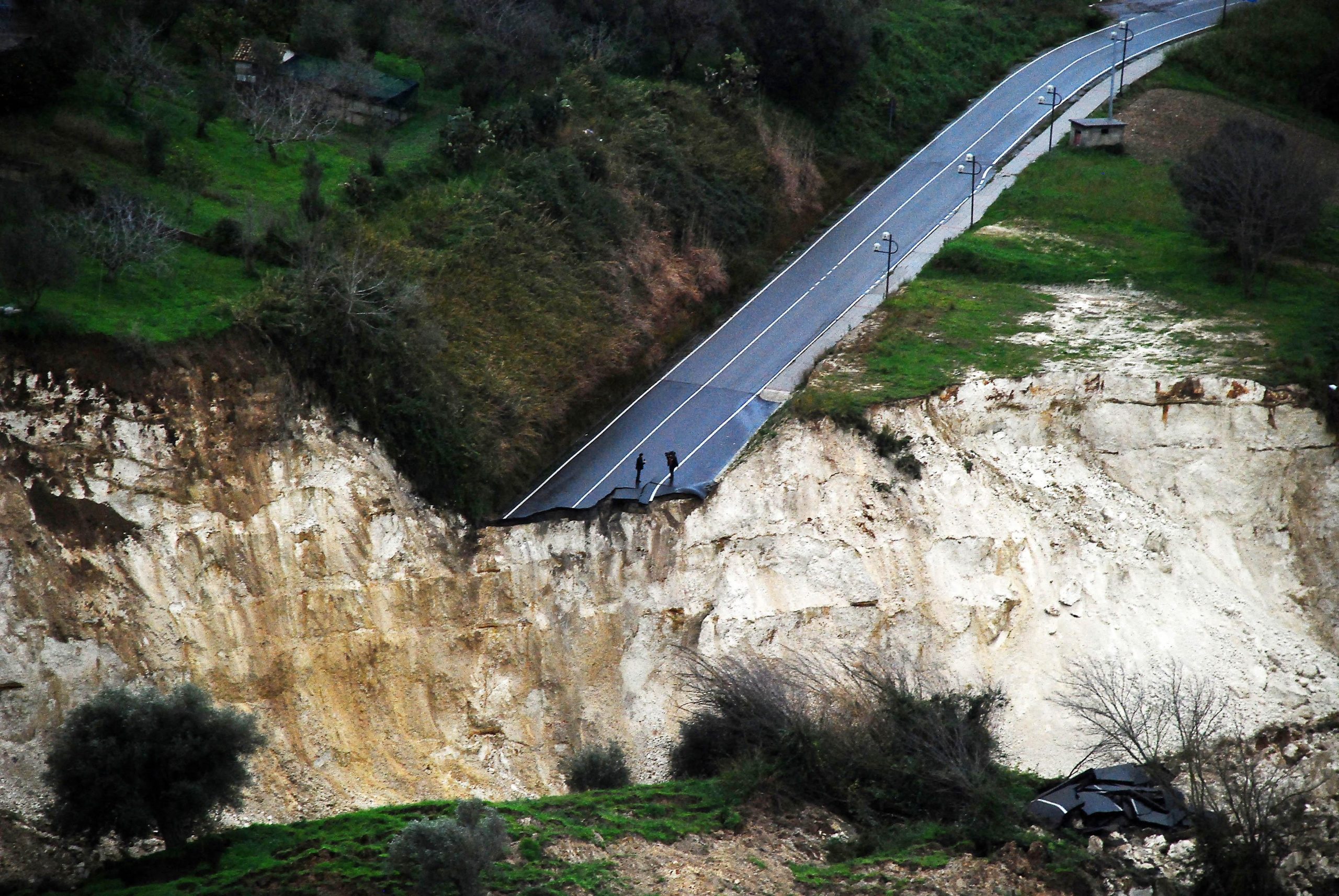 A Maierato i rifiuti industriali hanno sciolto il terreno A Maierato i rifiuti industriali hanno sciolto il terreno