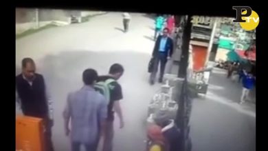 Ecco cosa succede se si mostra il dito medio ad una scimmia