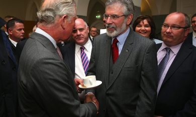Carlo d’Inghilterra e Gerry Adams: storica stretta di mano in Irlanda