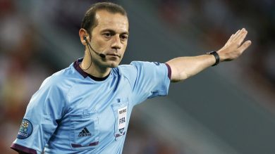 Chi è il turco Cuneyt Cakir, l’arbitro di Juventus – Barcellona