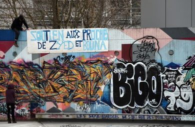 Riesplode la rabbia delle banlieu parigine