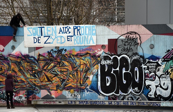 Riesplode la rabbia delle banlieu parigine