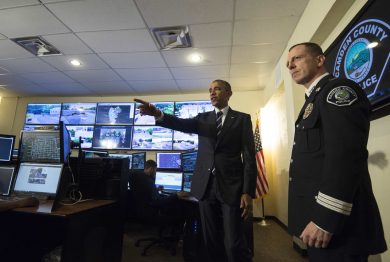 Usa, svolta di Obama sulla polizia: basta armi da guerra